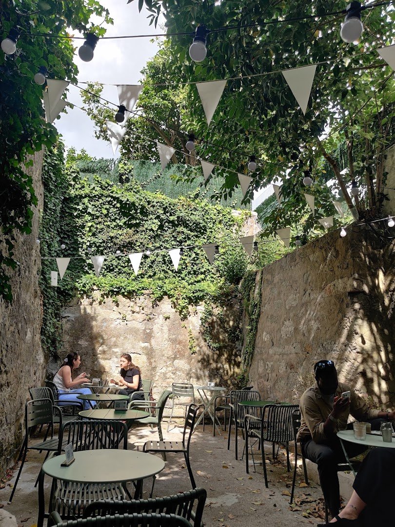 Storefront of Rosi. Café & more | specialty coffee roasters | brunches & pastries, specialty coffee shop in Porto