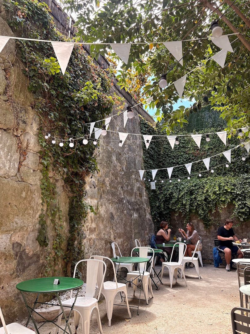 Storefront of Rosi. Café & more | specialty coffee roasters | brunches & pastries, specialty coffee shop in Porto