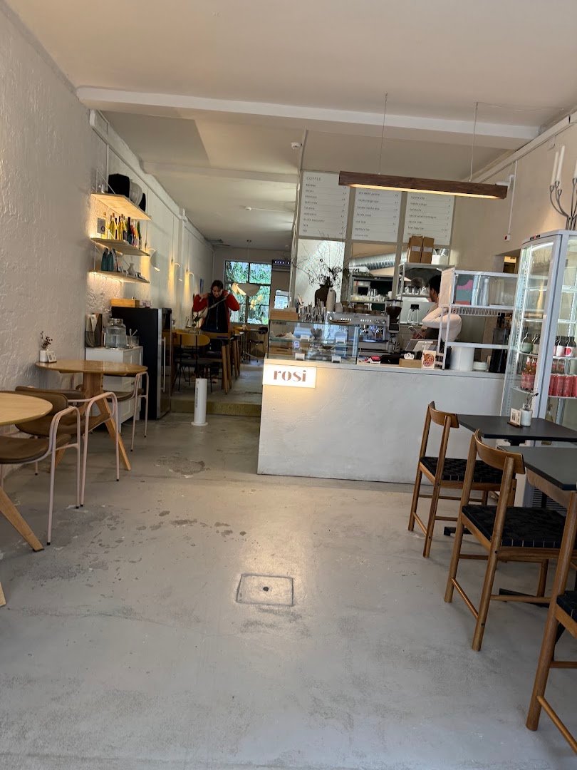 Interior of Rosi. Café & more | specialty coffee roasters | brunches & pastries, specialty coffee shop in Porto