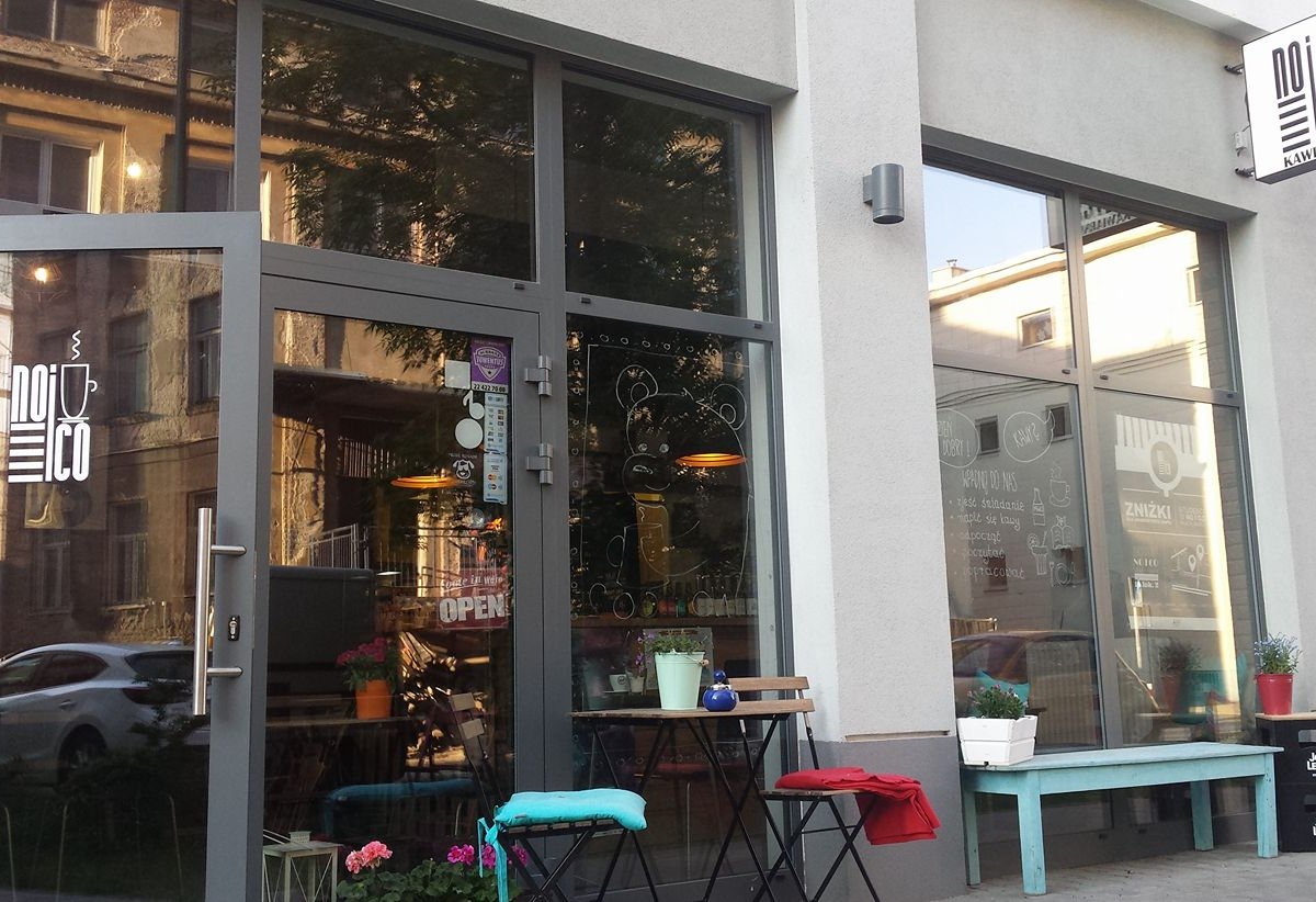 Storefront of No i Co, specialty coffee shop in Warsaw