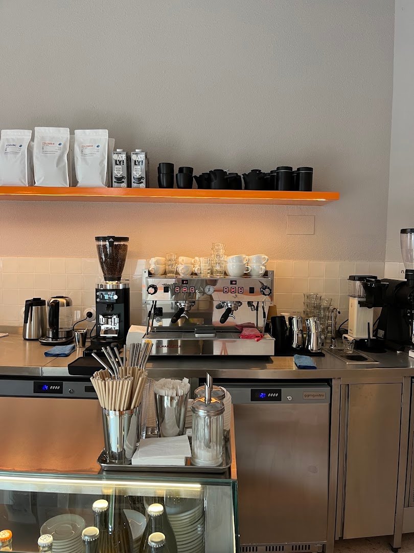 Interior of Acento Coffee, specialty coffee shop in Lisbon