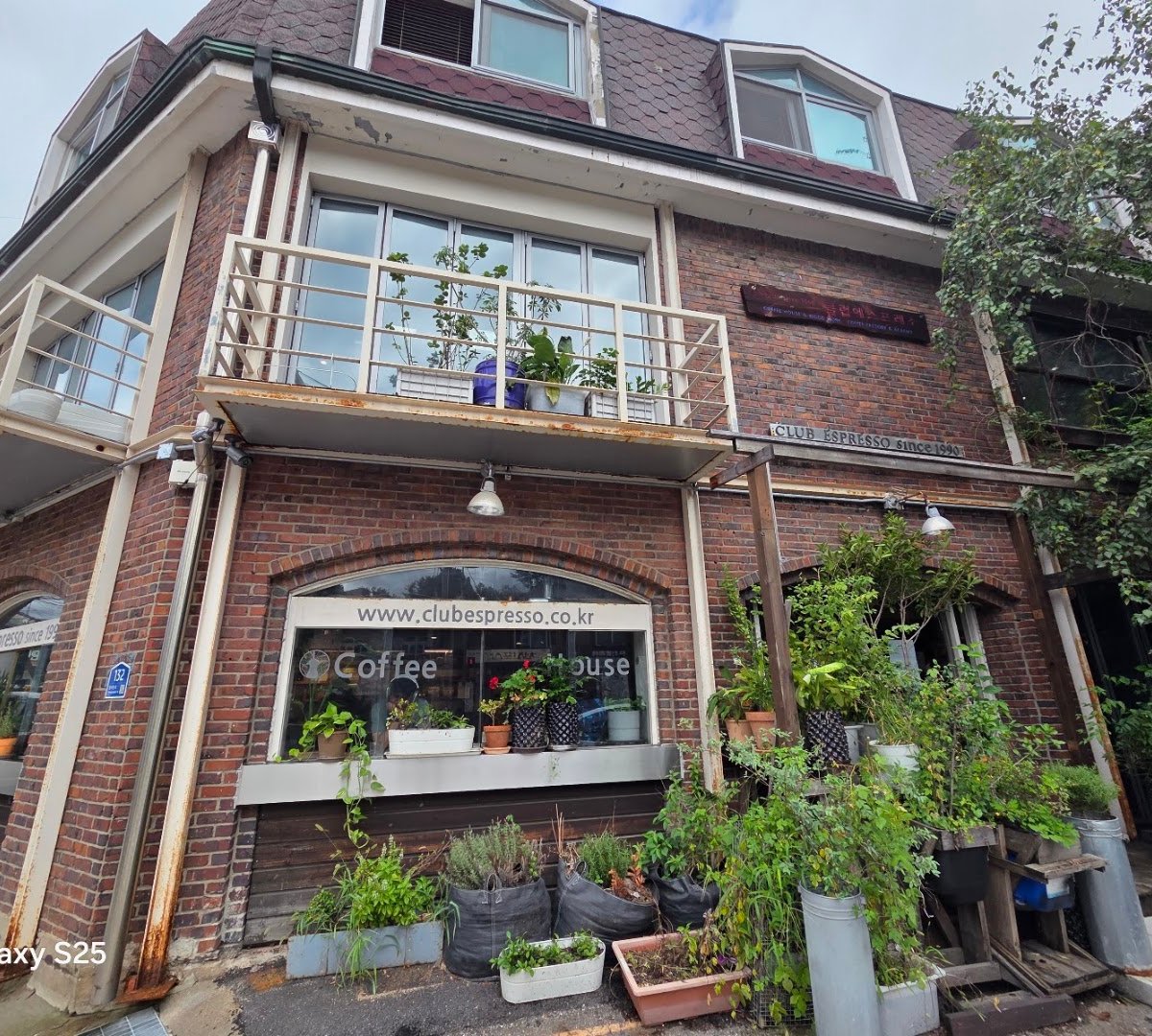 Storefront of Club Espresso, specialty coffee shop in Seoul