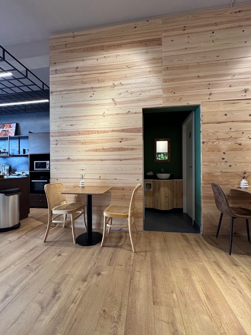 Interior of Orioli Coffee & Lab., specialty coffee shop in Lisbon