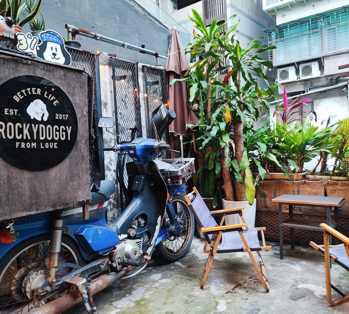 RockyDoggy Coffee Store/咬滾狗狗咖啡館 specialty coffee shop in Taipei - photo 2