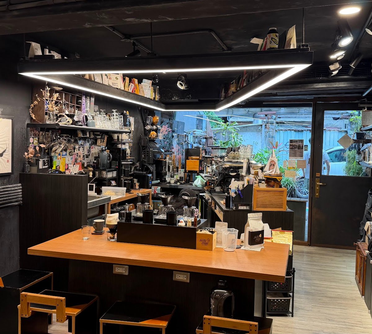 RockyDoggy Coffee Store/咬滾狗狗咖啡館 specialty coffee shop in Taipei - photo 4