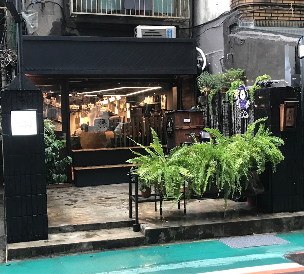 RockyDoggy Coffee Store/咬滾狗狗咖啡館 specialty coffee shop in Taipei - photo 7