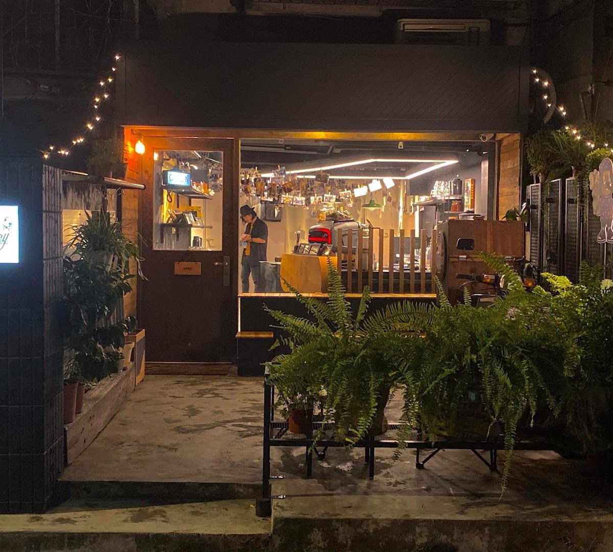 RockyDoggy Coffee Store/咬滾狗狗咖啡館 specialty coffee shop in Taipei - photo 9