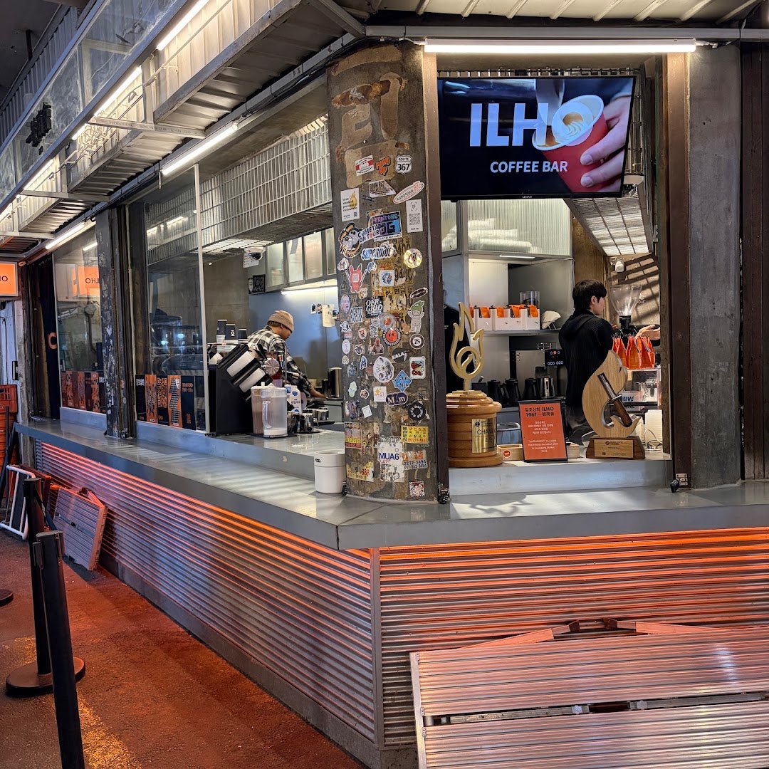 Storefront of 광장시장 일호상회 (ILHO Market), specialty coffee shop in Seoul