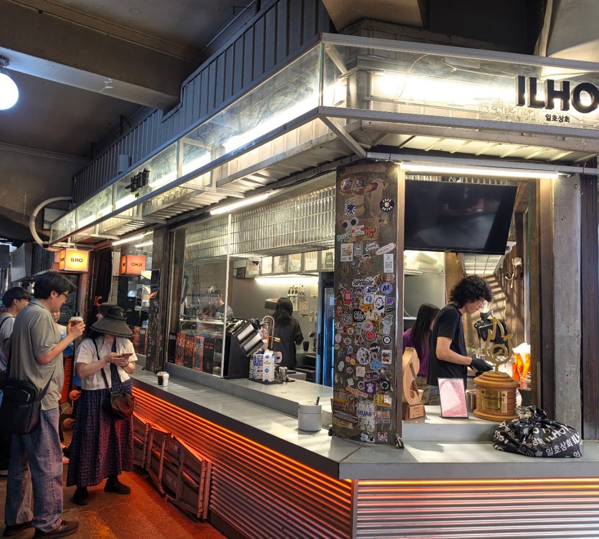 Storefront of 광장시장 일호상회 (ILHO Market), specialty coffee shop in Seoul