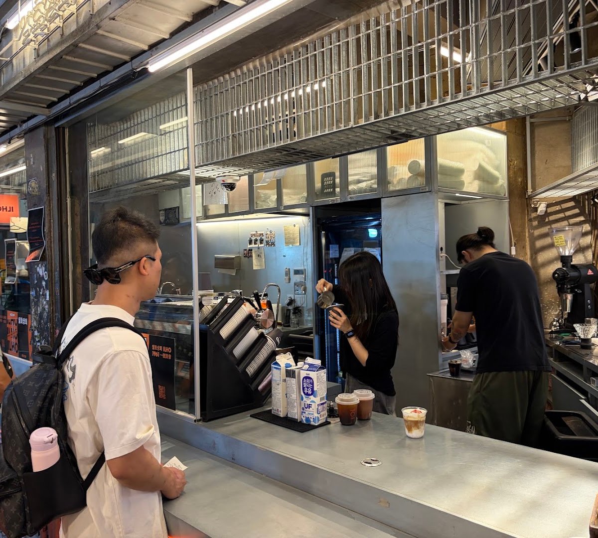 Interior of 광장시장 일호상회 (ILHO Market), specialty coffee shop in Seoul