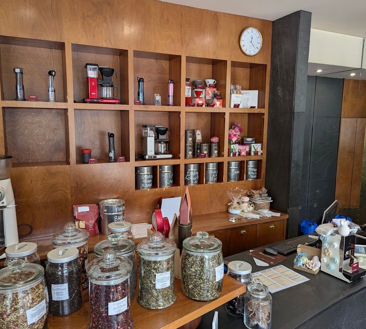 Interior of Sanzala Coffee Roasters, specialty coffee shop in Porto