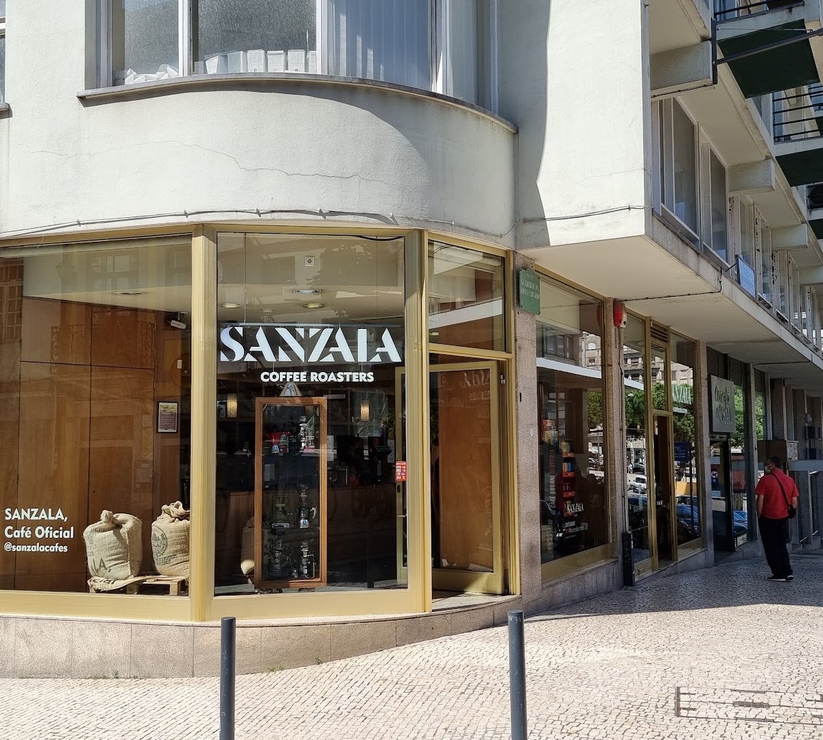 Storefront of Sanzala Coffee Roasters, specialty coffee shop in Porto