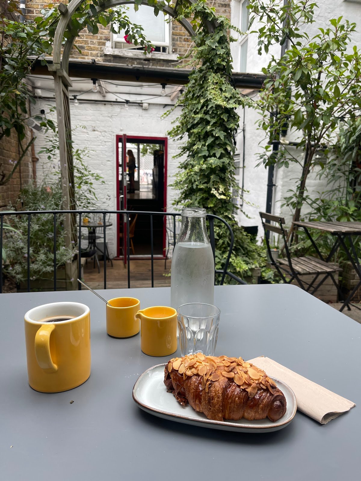 Oscar's specialty coffee shop in London - photo 3