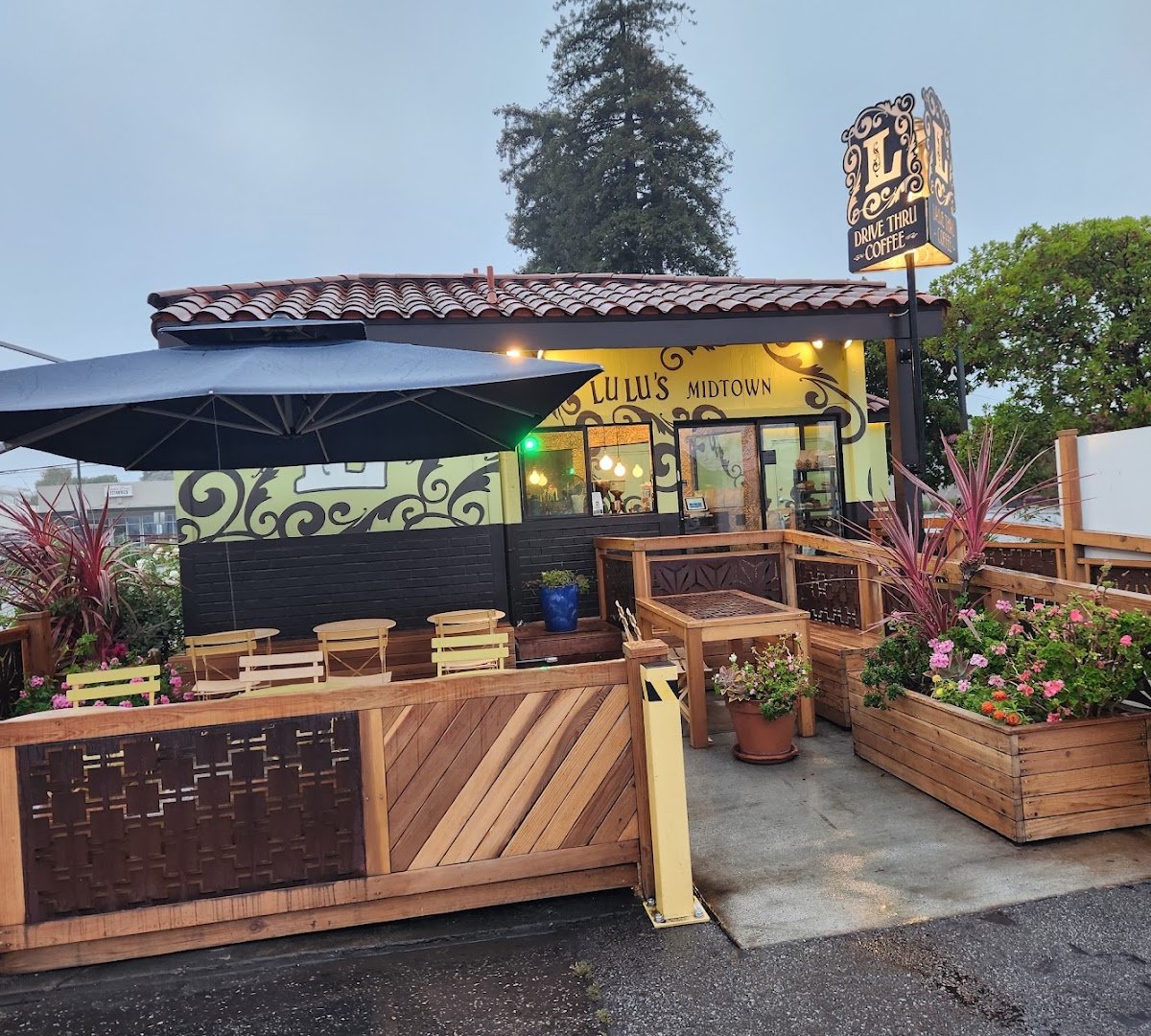Storefront of Lulus Midtown, specialty coffee shop in Santa Cruz