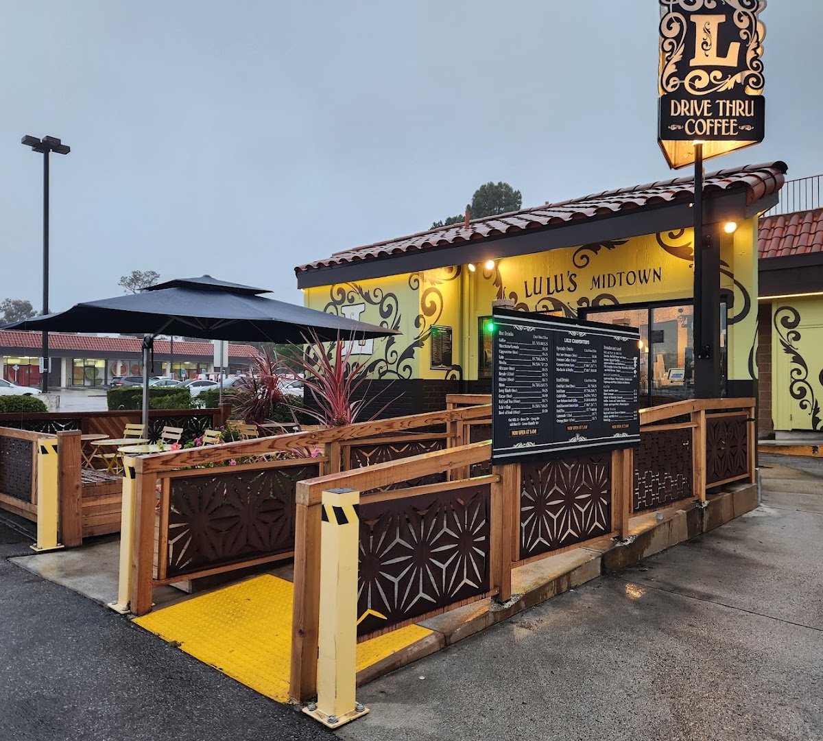 Storefront of Lulus Midtown, specialty coffee shop in Santa Cruz