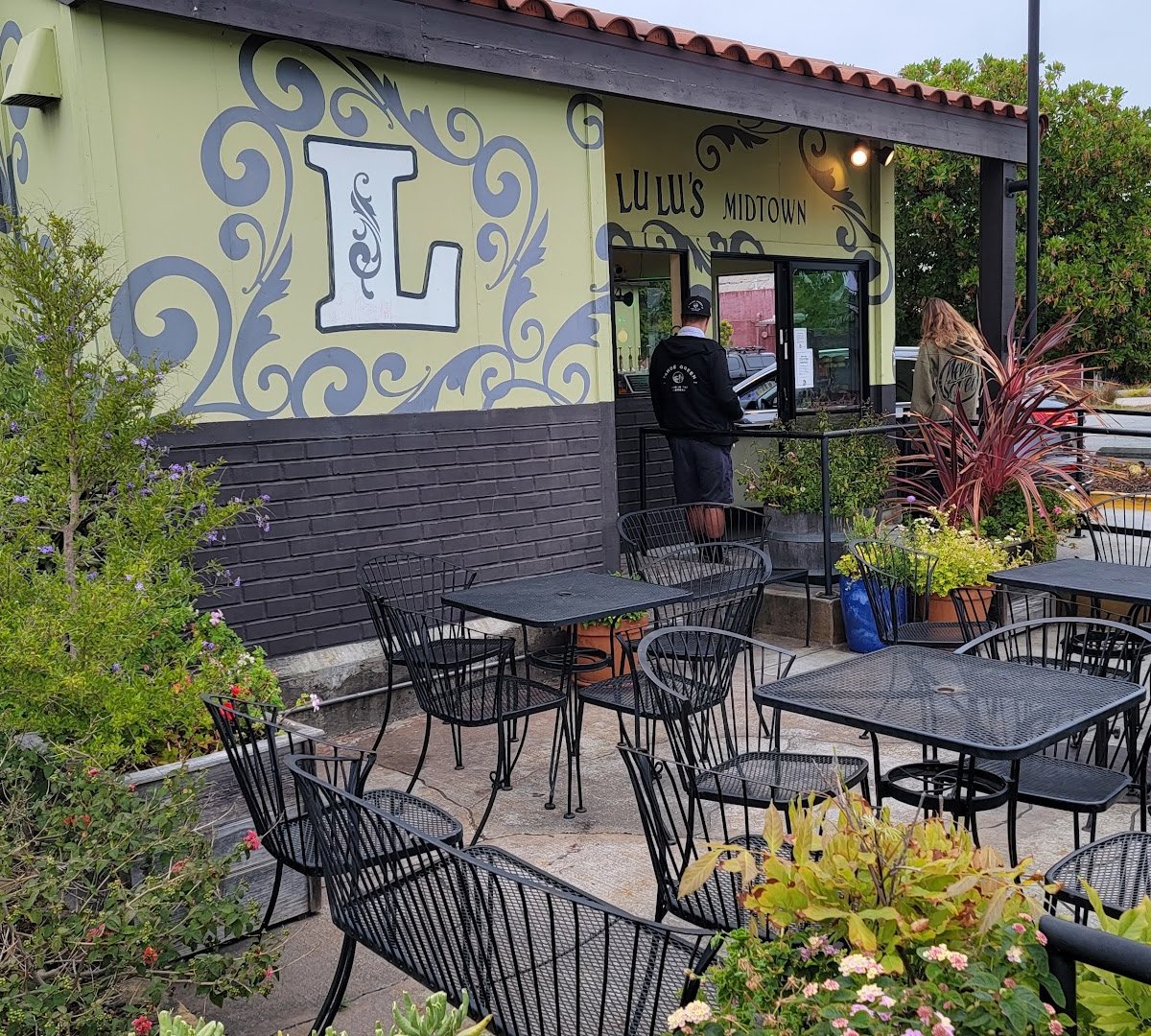 Storefront of Lulus Midtown, specialty coffee shop in Santa Cruz