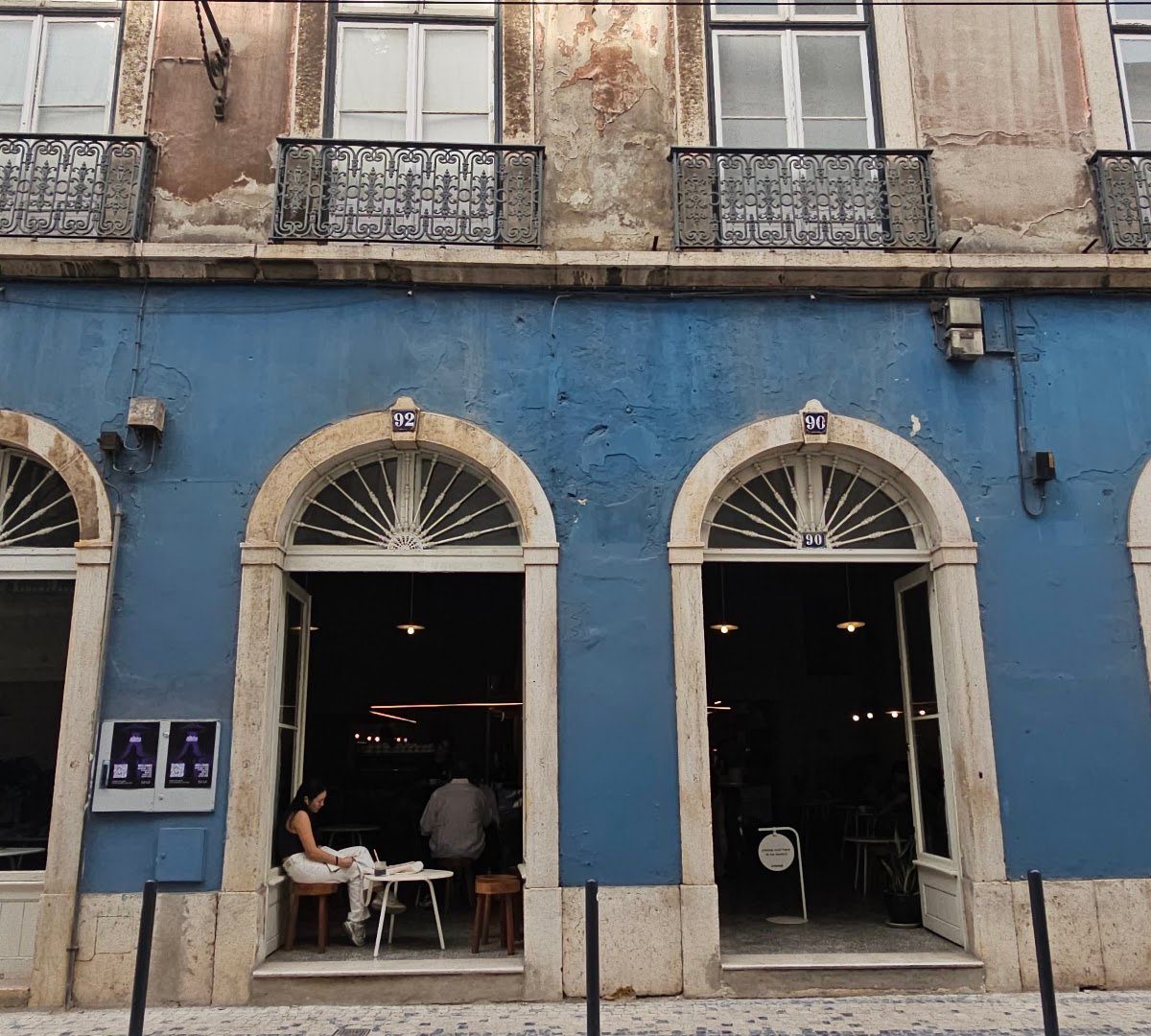 Storefront of COMOBÅ, specialty coffee shop in Lisbon