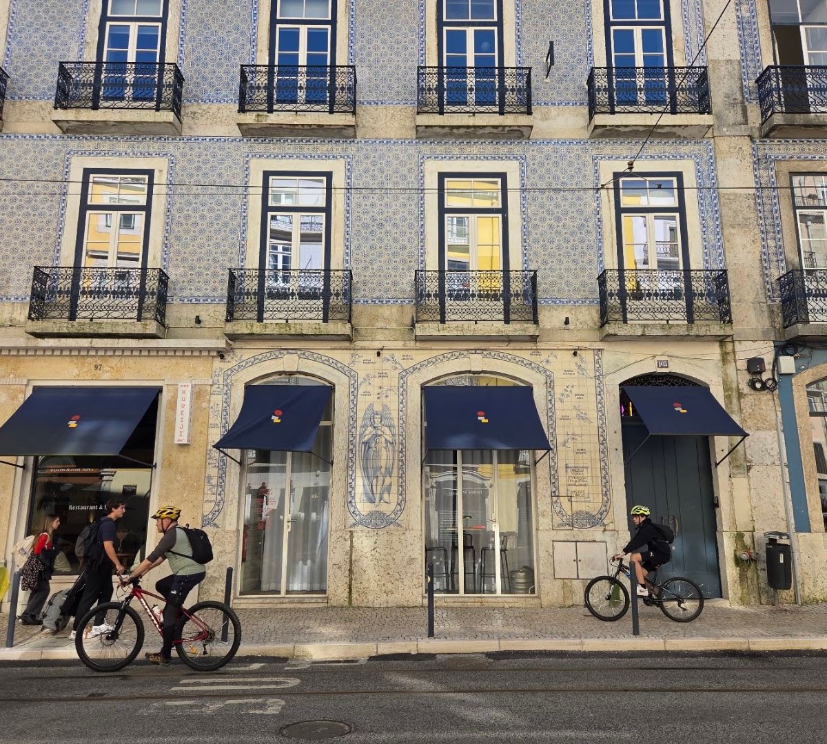 Storefront of COMOBÅ, specialty coffee shop in Lisbon