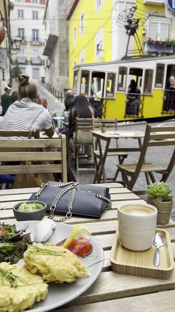 Storefront of Flat Café, specialty coffee shop in Lisbon