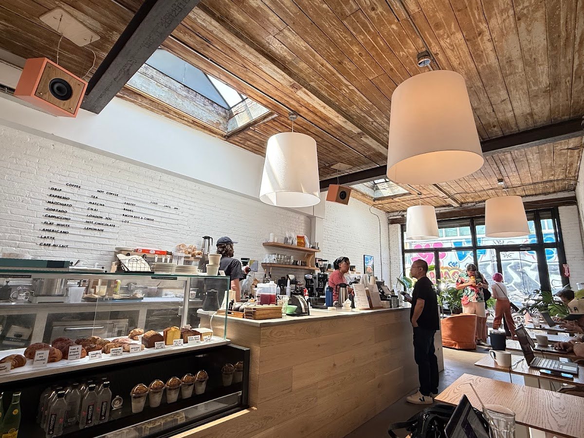 three legged cat specialty coffee shop in New York - photo 3