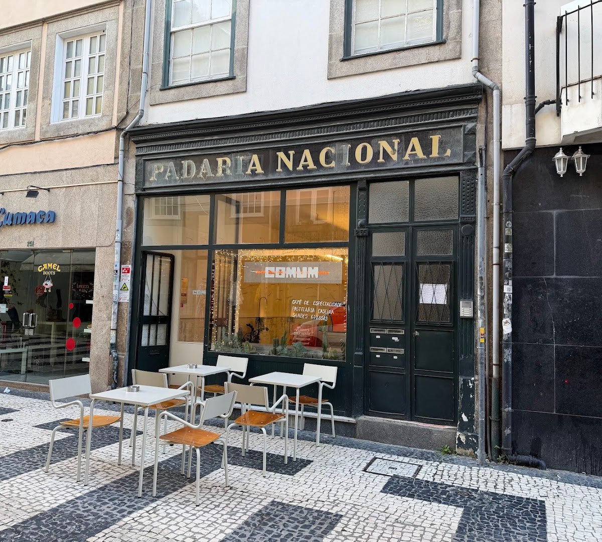 Storefront of Comum, specialty coffee shop in Porto