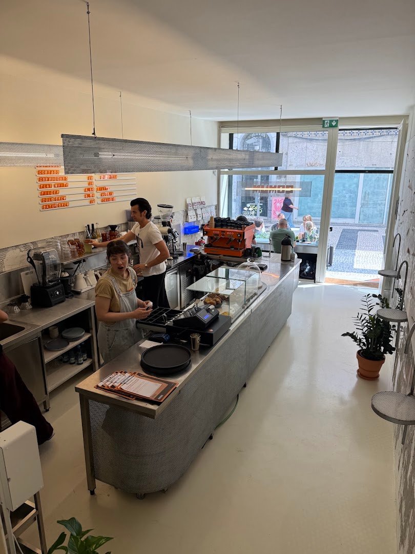 Interior of Comum, specialty coffee shop in Porto