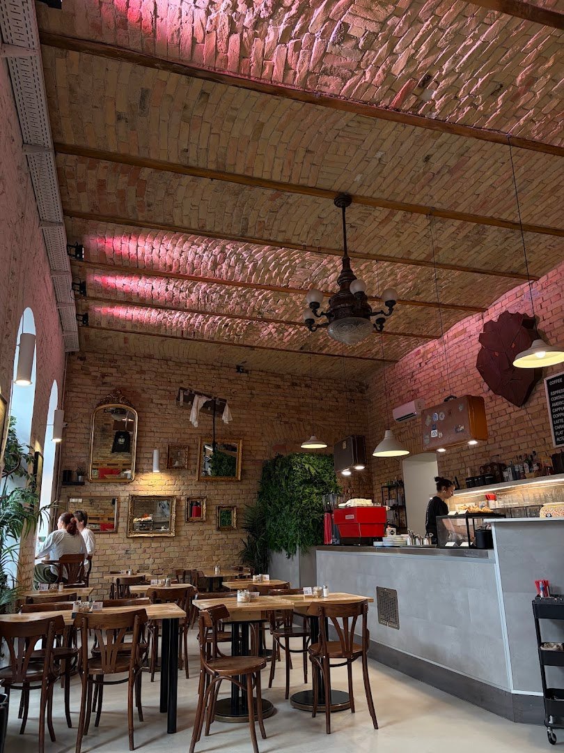Lion's Locker Coffee & Brunch specialty coffee shop in Budapest - photo 2