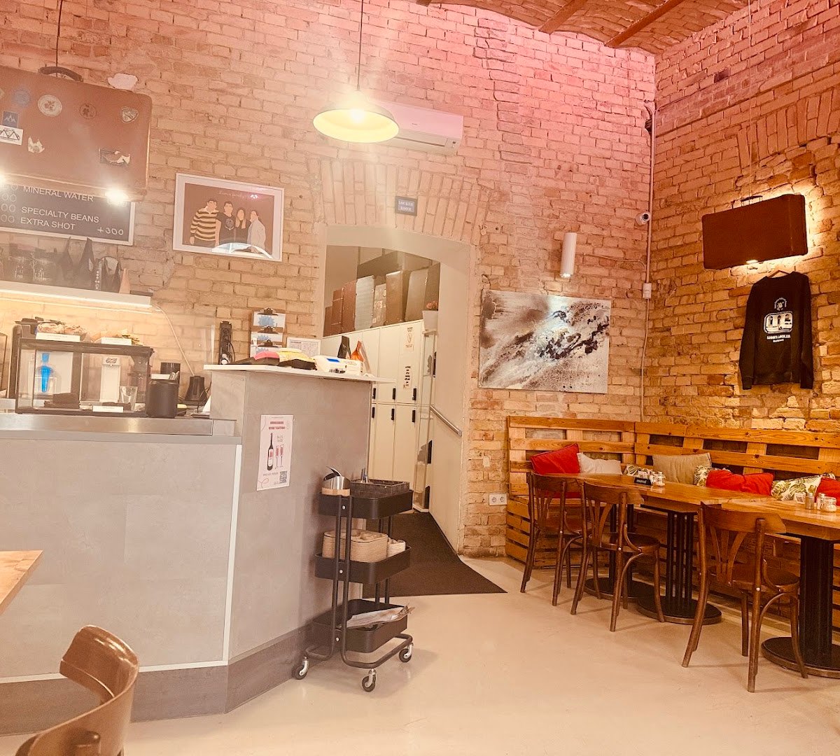 Lion's Locker Coffee & Brunch specialty coffee shop in Budapest - photo 3