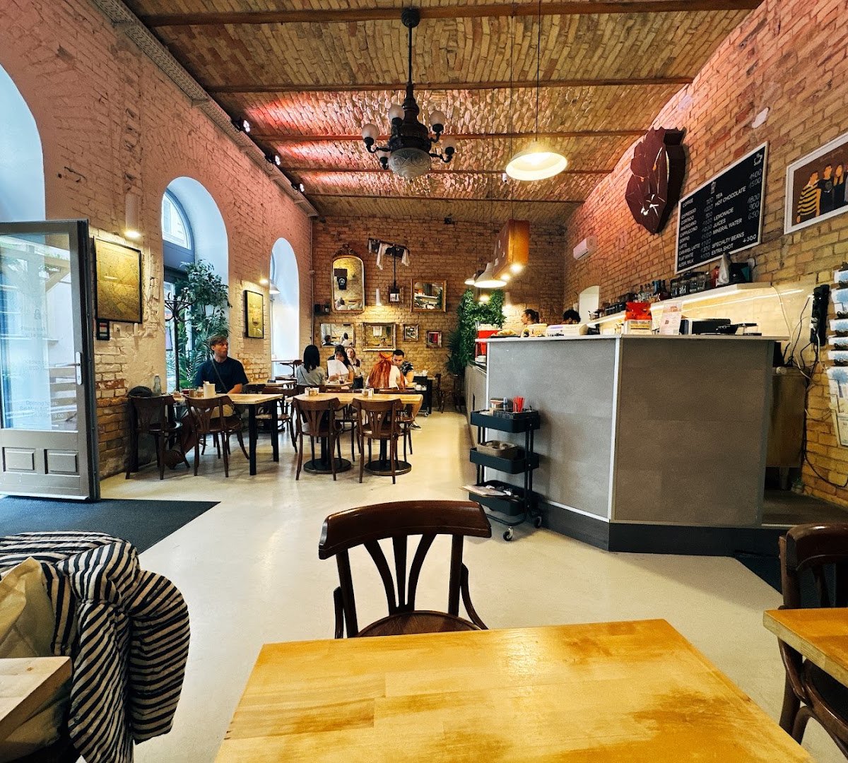 Lion's Locker Coffee & Brunch specialty coffee shop in Budapest - photo 4