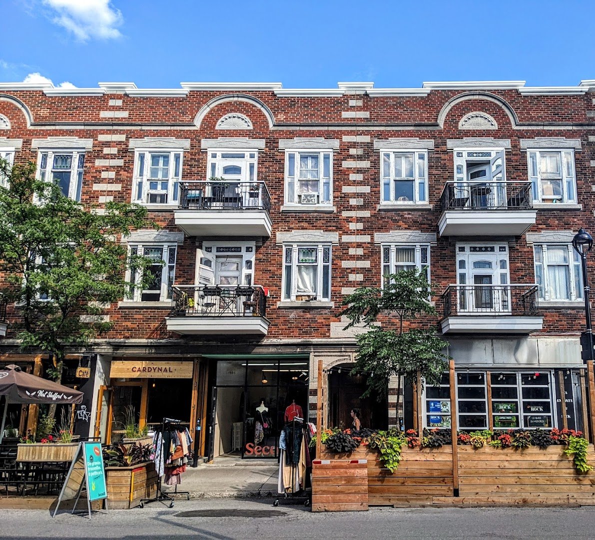 Storefront of Cafe Cardynal, specialty coffee shop in Montreal