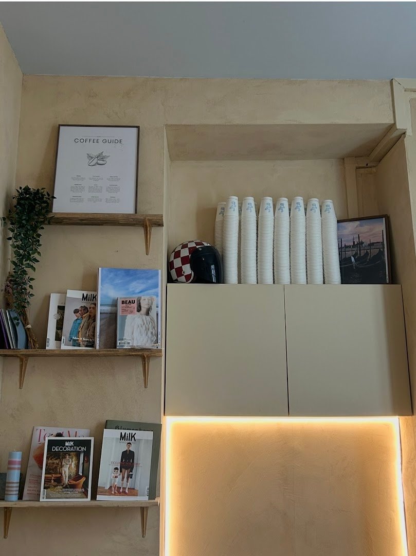 Câlin Matin specialty coffee shop in Paris - photo 9