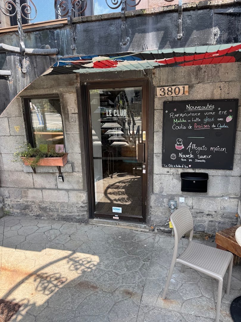 Storefront of Le Club Café, specialty coffee shop in Montreal