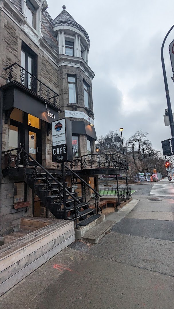 Storefront of Le Club Café, specialty coffee shop in Montreal