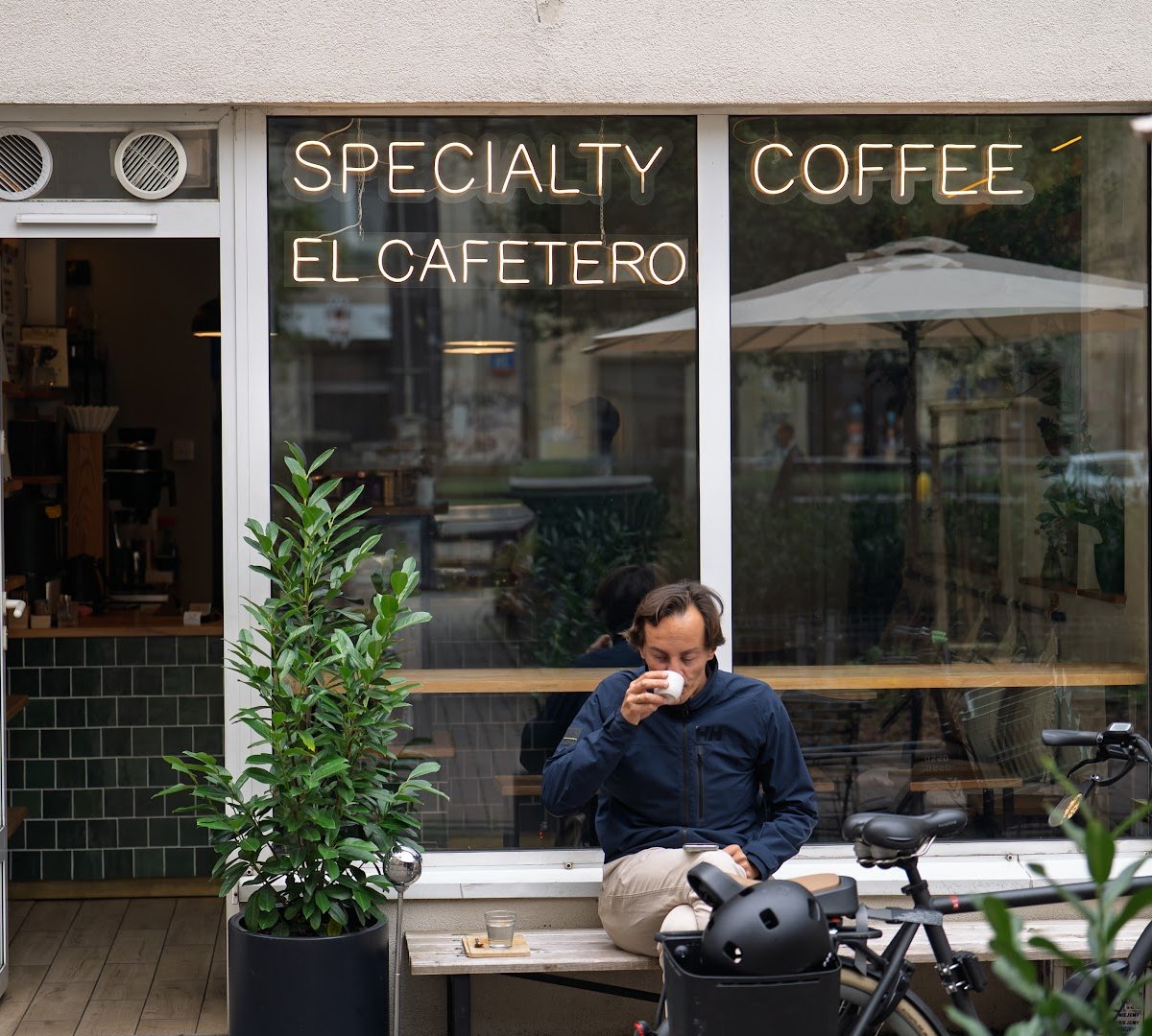 Storefront of El Cafetero Plac Zbawiciela, specialty coffee shop in Warsaw