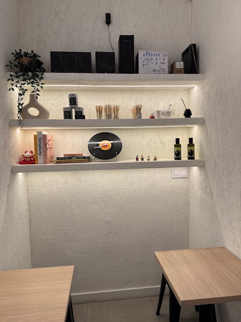 Oways Cafe specialty coffee shop in Madrid - photo 3