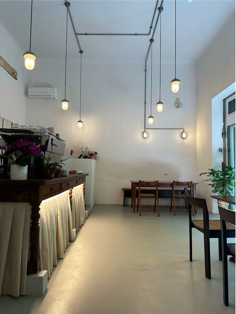 Interior of Fatum Café, specialty coffee shop in Milan