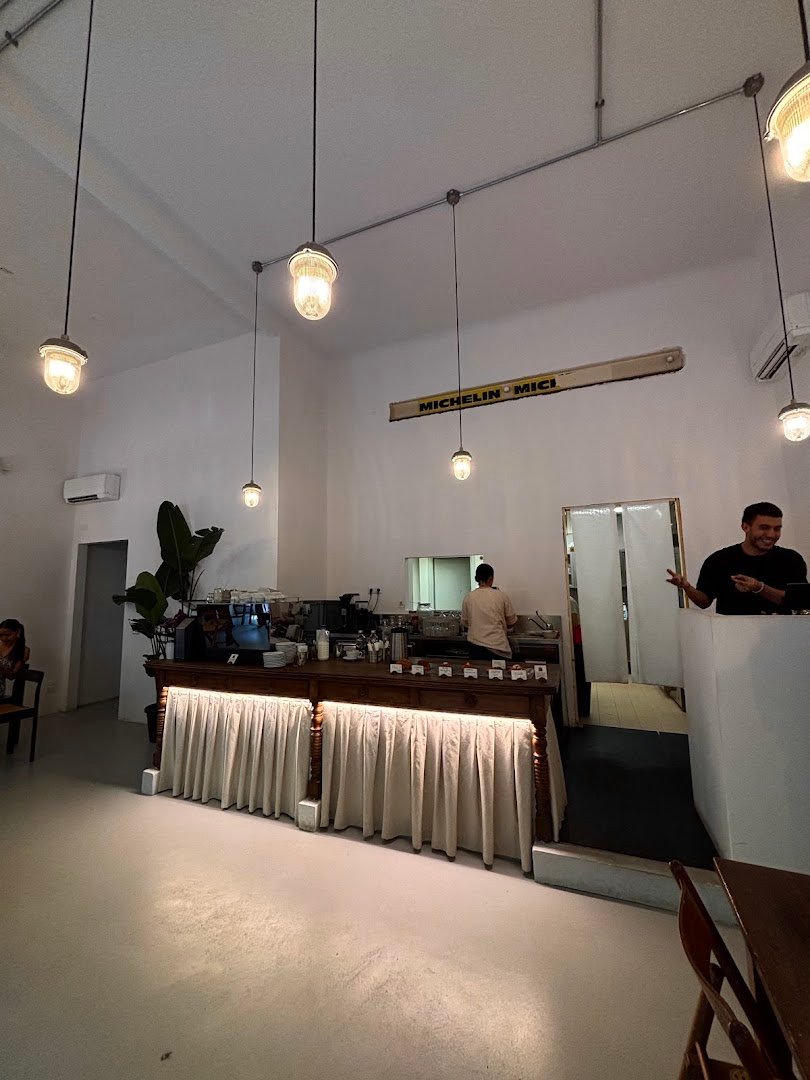 Interior of Fatum Café, specialty coffee shop in Milan