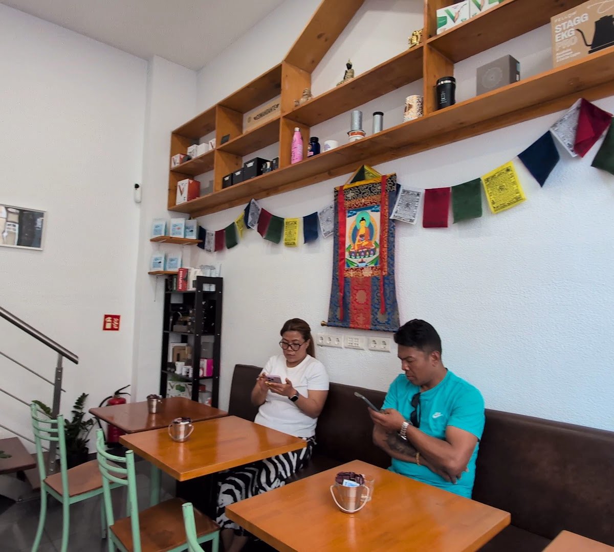 Interior of Dong Coffee, specialty coffee shop in Lisbon