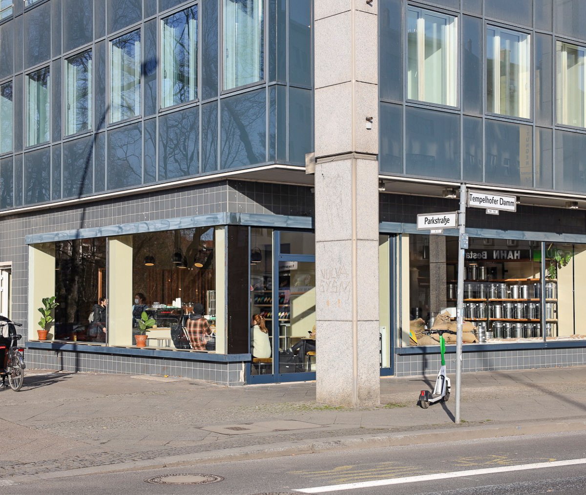 Kaffeekirsche Roastery Tempelhofer Damm specialty coffee shop in Berlin - photo 8