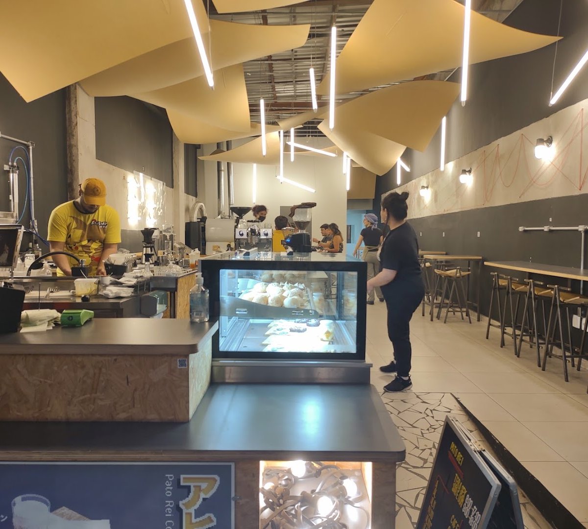 Interior of Pato Rei Berrini (Coffee Brewers), specialty coffee shop in São Paulo