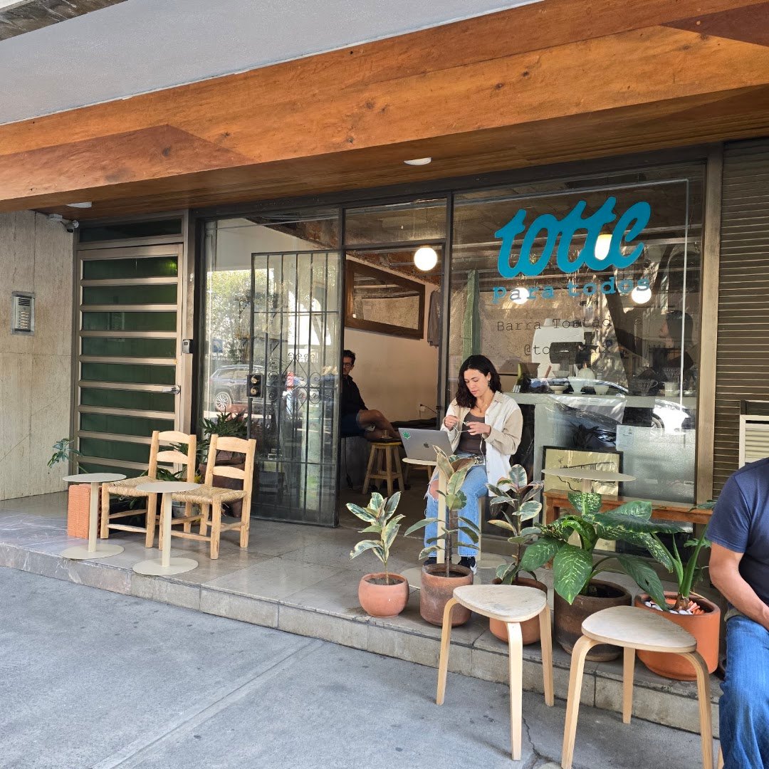 Storefront of totte para todos, specialty coffee shop in Mexico City