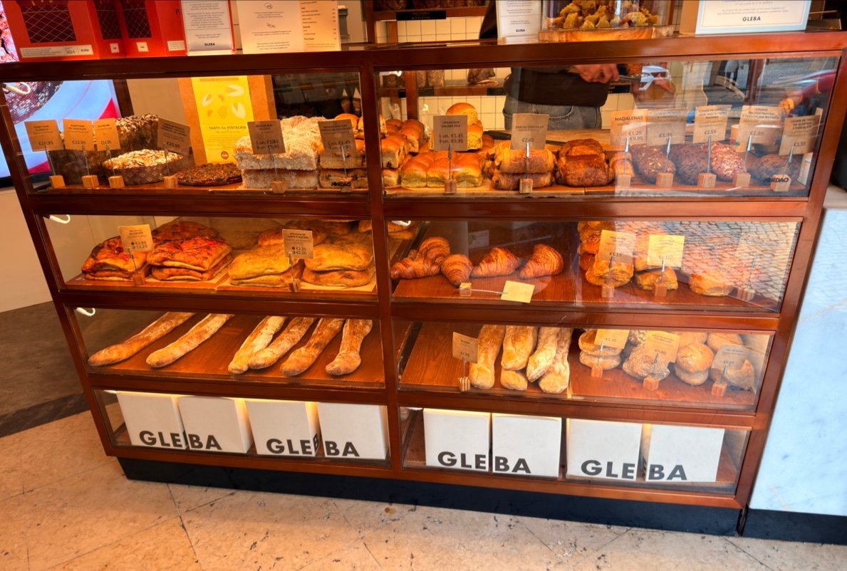 Interior of Gleba Príncipe Real – Padaria & Café de Especialidade, specialty coffee shop in Lisbon