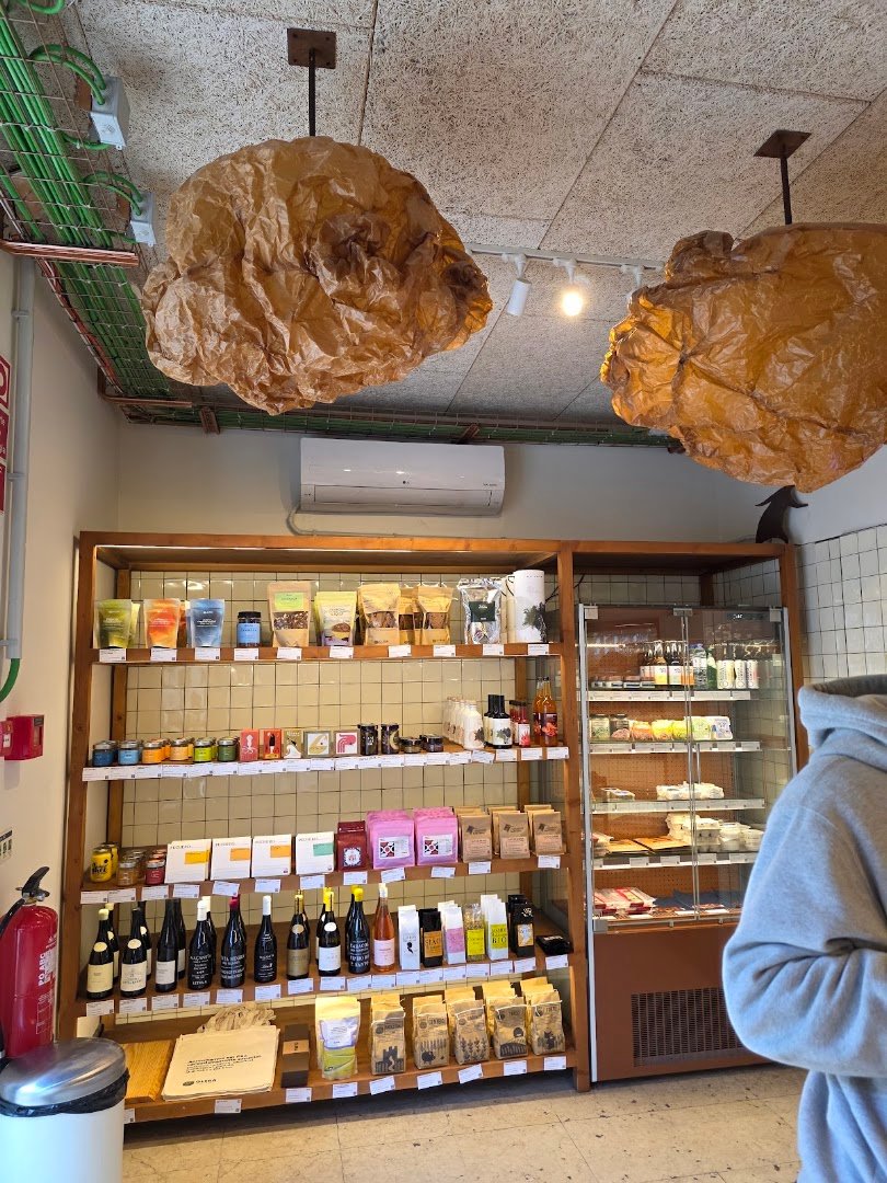 Interior of Gleba Príncipe Real – Padaria & Café de Especialidade, specialty coffee shop in Lisbon