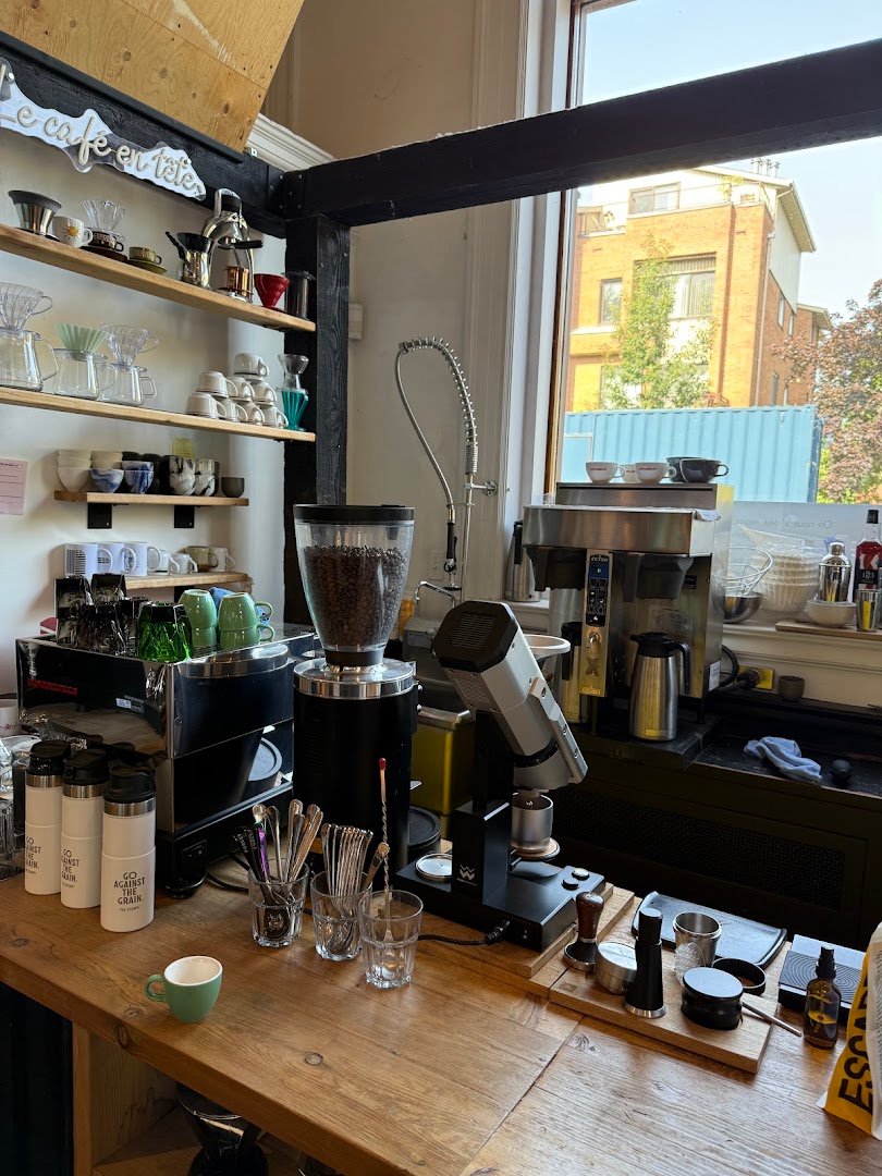 Interior of Escape - Lab à Café, specialty coffee shop in Montreal