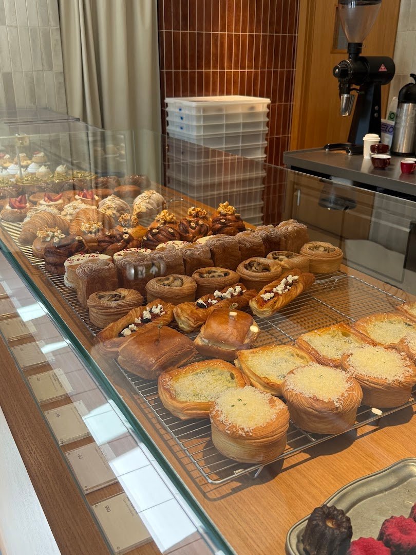 Interior of SLOJ bistro & bakery WATERFRONT, specialty coffee shop in Belgrade