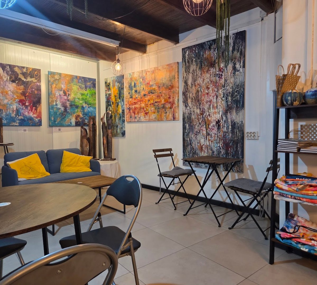 Hyggelig Café & Gallery / A.P. Art Gallery specialty coffee shop in Budapest - photo 4