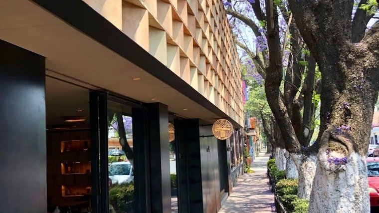 Storefront of Tierra Garat Londres, specialty coffee shop in Mexico City