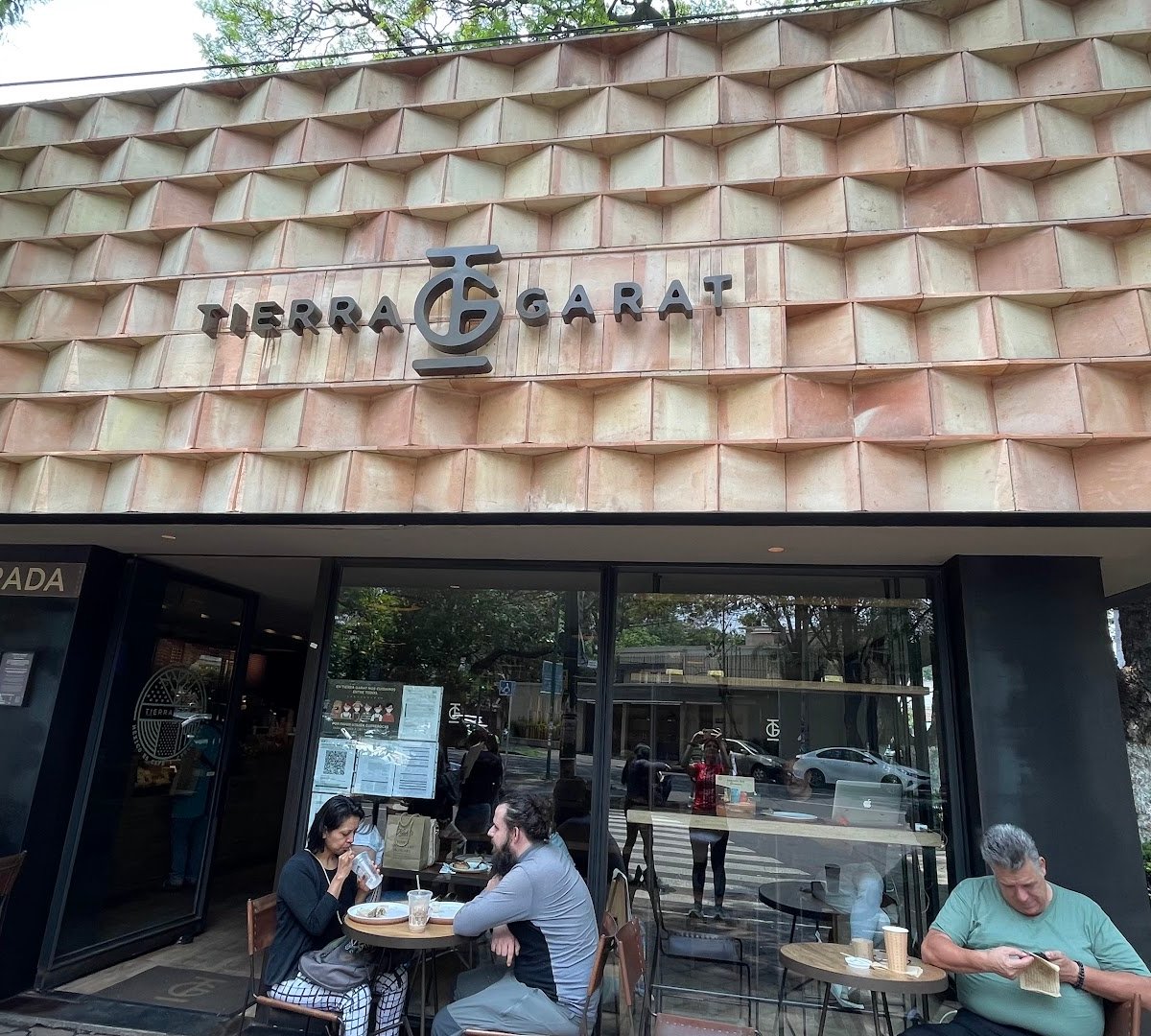 Storefront of Tierra Garat Londres, specialty coffee shop in Mexico City