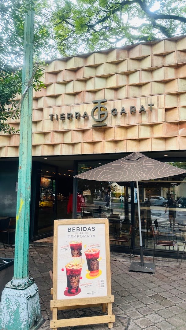 Storefront of Tierra Garat Londres, specialty coffee shop in Mexico City