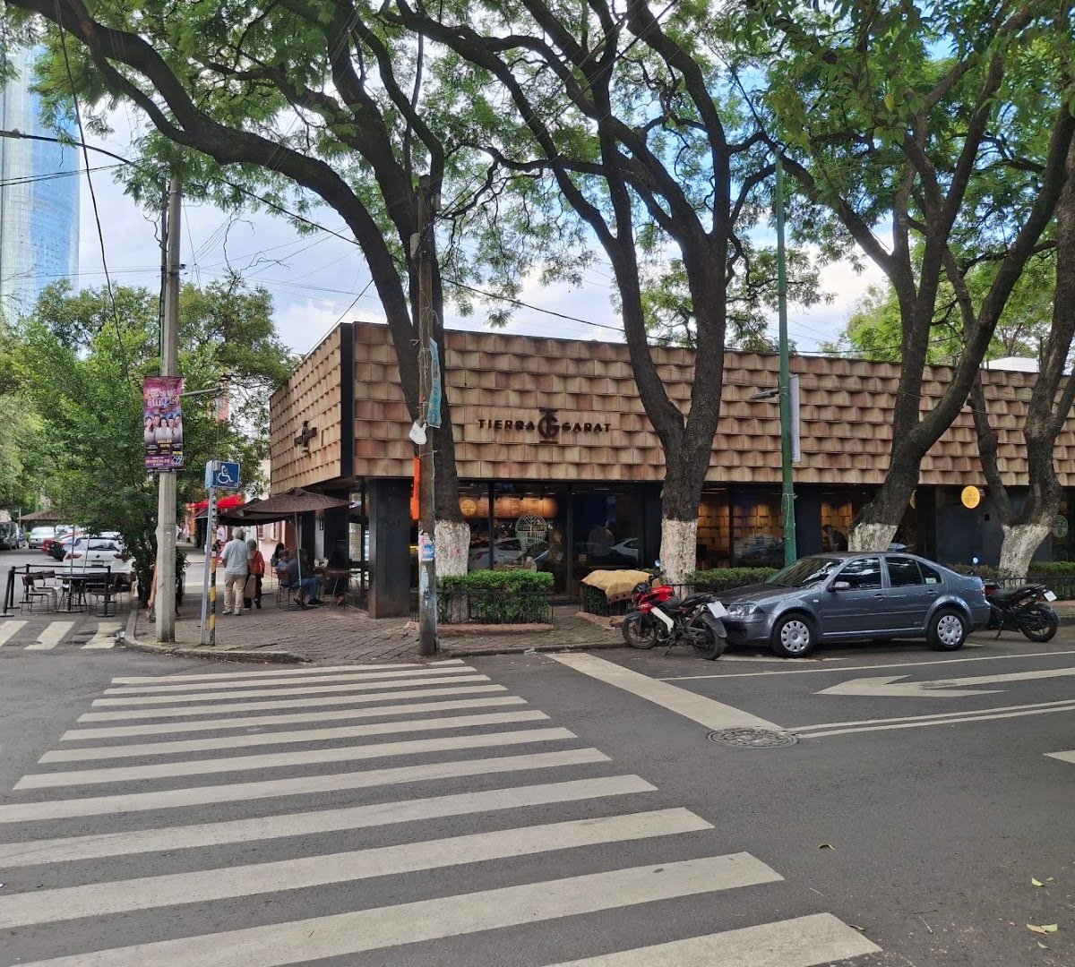 Storefront of Tierra Garat Londres, specialty coffee shop in Mexico City